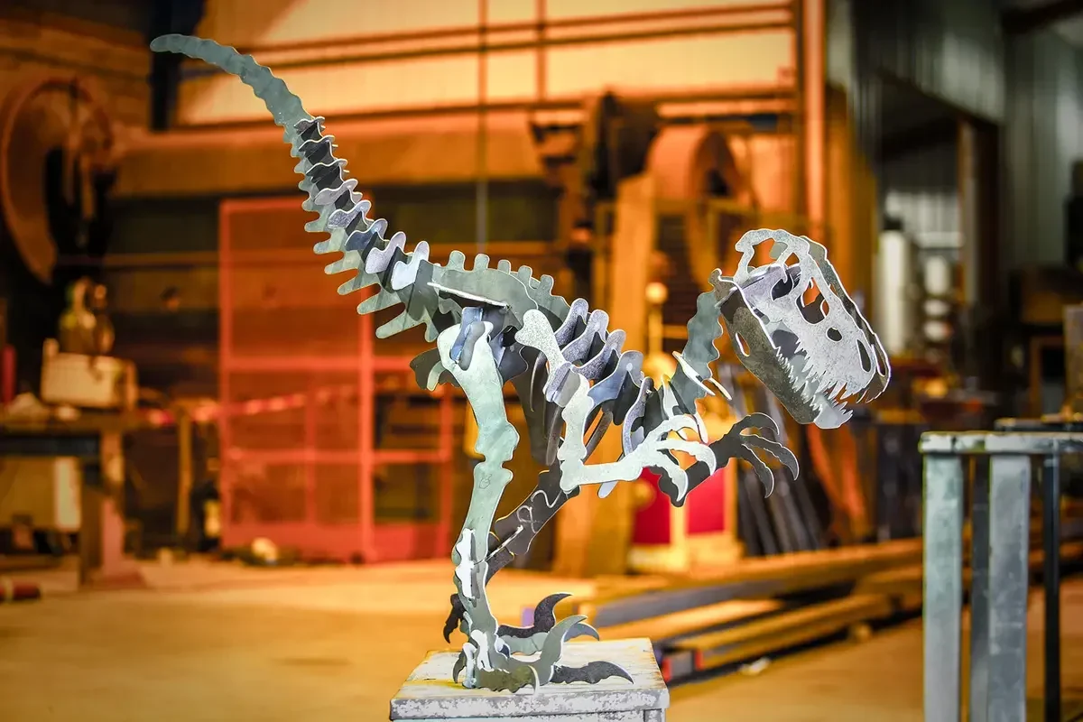 Freestanding interlocking plate-steel theropod dinosaur skeleton