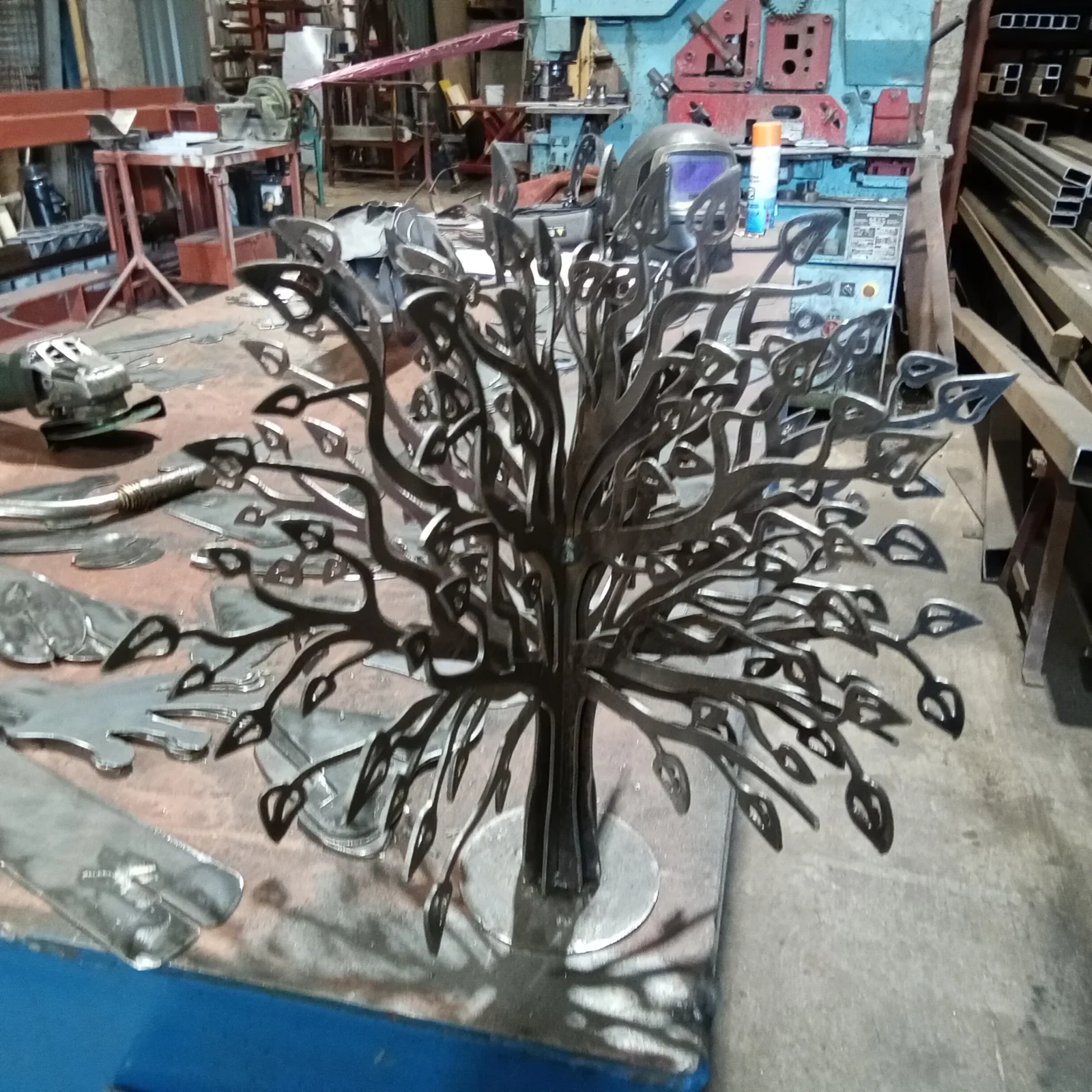 Leafy steel tree — workshop photograph 4